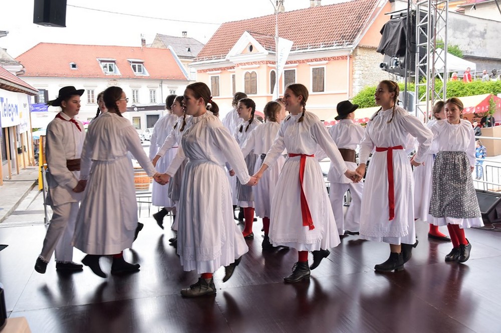 Nastop Starejše otroške folklorne skupine na Vinski vigredi