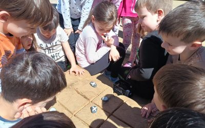 Postavitev nove družabne igre iz naravnih materialov pred šolo