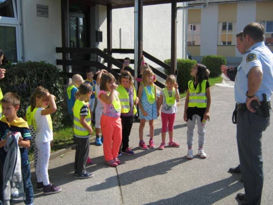 SPREHOD S POLICISTOMA PO VARNI POTI NA SUHORJU