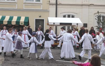 Nastop mladih folklornikov na prireditvi Darovi jeseni