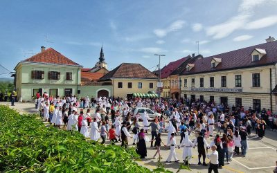 Zaviranje kola mladih folklornikov
